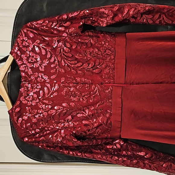 Red long gown - Picture 4 of 4